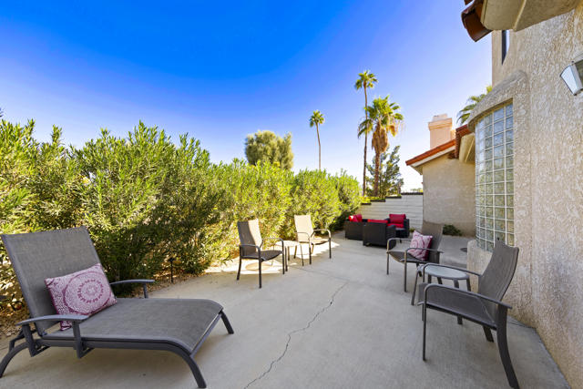 110 Celano Circle, Palm Desert CA: https://media.crmls.org/mediaz/bc501043-44be-4aef-aeae-15169879ebea.jpg