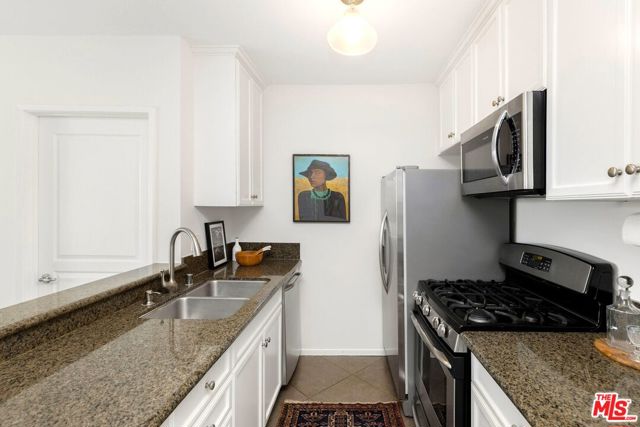 7320 Hawthorn Avenue, Los Angeles CA: https://media.crmls.org/mediaz/bc50a5f7-a874-400f-bd8e-cd2f54ea5cee.jpg