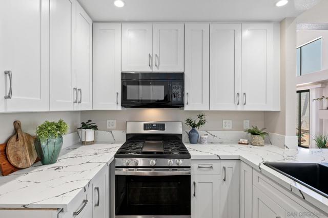 802 Spindrift Ln, Carlsbad CA: https://media.crmls.org/mediaz/bc513316-71ce-433a-a0d1-b7e80565f268.jpg