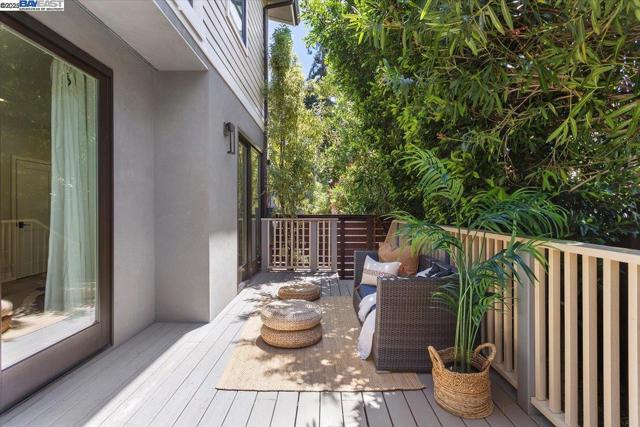 1002 Middle Ave, Menlo Park CA: https://media.crmls.org/mediaz/bc516a2b-37e2-455c-8816-0229ff2ae3d7.jpg