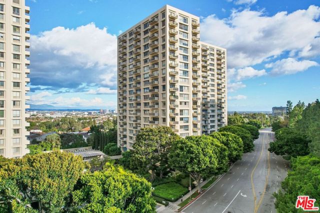 2170 Century Park East,  CA: https://media.crmls.org/mediaz/bc51f962-37ed-405d-9242-ab1ef0d2998e.jpg