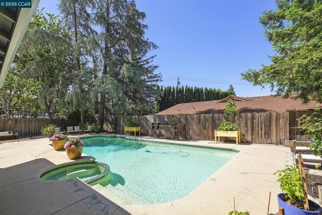 1020 Molad Ct, Concord CA: https://media.crmls.org/mediaz/bc520654-1031-499f-a88c-fd3feb2ca2f8.jpg