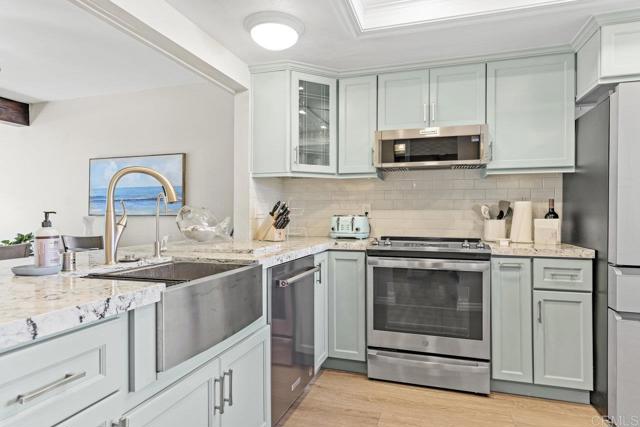 Detail Gallery Image 3 of 43 For 2505 Navarra, Carlsbad,  CA 92009 - 1 Beds | 1/1 Baths