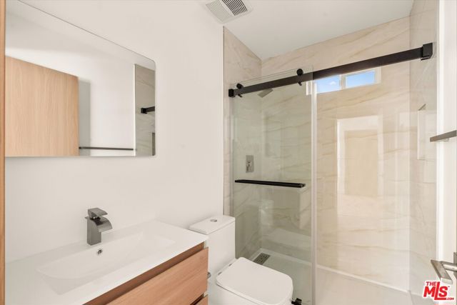 5910 1/2 Mammoth Avenue, Sherman Oaks CA: https://media.crmls.org/mediaz/bc53949b-e109-42b6-babc-8e0e58d75993.jpg