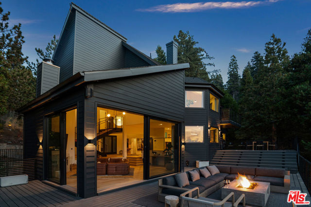 654 S Cumberland Drive, Lake Arrowhead CA: https://media.crmls.org/mediaz/bc544dbe-b297-452b-bfb7-9048d2917c26.jpg