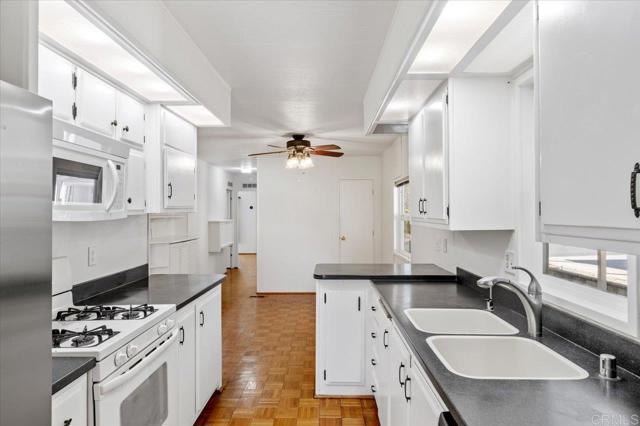 8975 Lawrence Welk Dr, Escondido CA: https://media.crmls.org/mediaz/bc54ee0b-da65-4c1b-98c8-98557bf836d7.jpg