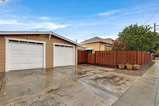589 S M St, Livermore CA: https://media.crmls.org/mediaz/bc54f629-d80a-4976-9f31-c7997a09e0ef.jpg