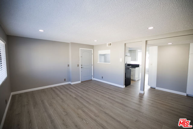 1013 Allen Avenue, Glendale CA: https://media.crmls.org/mediaz/bc55d433-95f4-4673-aab5-6120185e07eb.jpg
