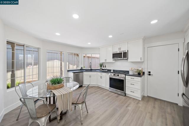 117 Brighton Rd, Alameda CA: https://media.crmls.org/mediaz/bc55fafa-29ee-47ab-955d-2d83ef73b626.jpg