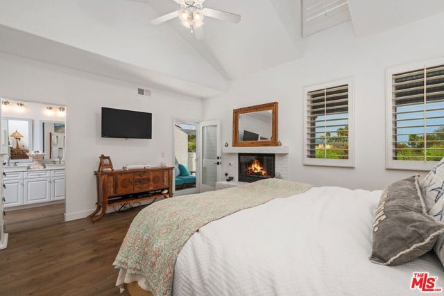 6435 Zumirez Drive, Malibu CA: https://media.crmls.org/mediaz/bc561629-a080-4c48-ba2f-997bd67251c9.jpg