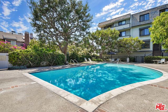 306 Bora Bora Way, Marina del Rey CA: https://media.crmls.org/mediaz/bc564e4e-1ff2-4ac2-9a31-53a190c83d5e.jpg