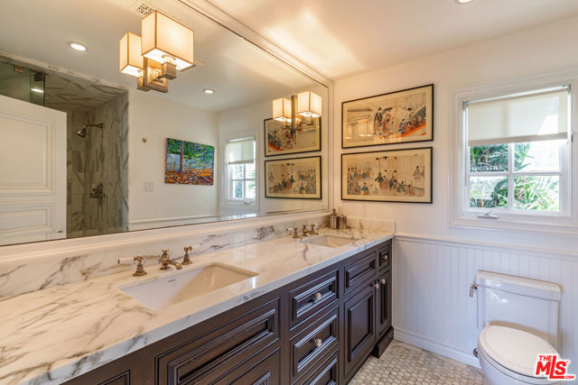 1612 Gilcrest Drive, Beverly Hills CA: https://media.crmls.org/mediaz/bc570981-fcab-4263-87f6-b4e5089c865b.jpg