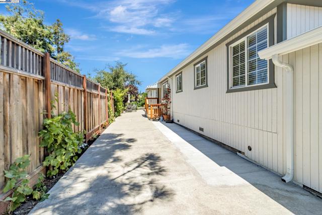 2940 Somerset Ave, Castro Valley CA: https://media.crmls.org/mediaz/bc585734-e7d0-4cbb-a150-351081ae46d0.jpg