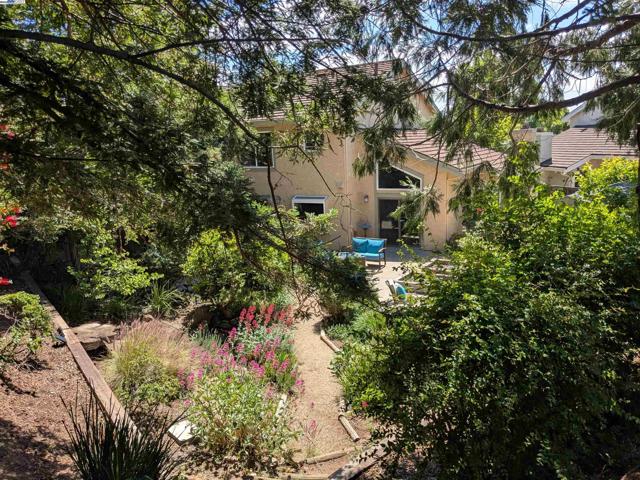 2277 Stillcreek Ct, Martinez CA: https://media.crmls.org/mediaz/bc58fd7c-0262-4951-b376-09b4c8cf01fc.jpg