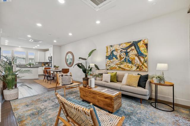 1815 Balsa St, Alameda CA: https://media.crmls.org/mediaz/bc5943dc-5675-4ad8-841f-d2ff52bd8a3f.jpg