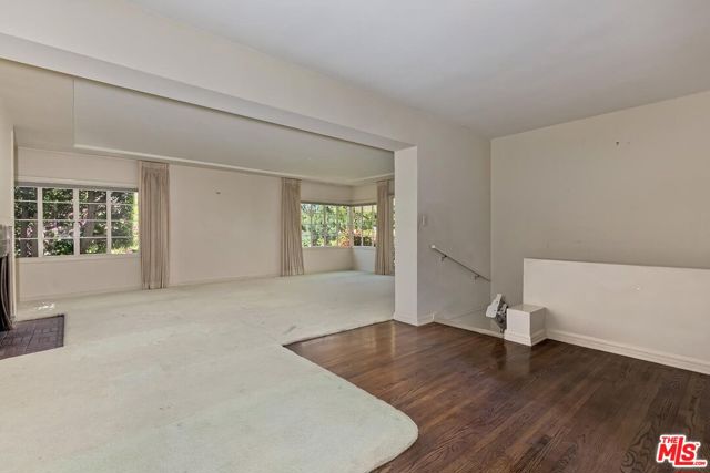 1591 Sunset Plaza Drive, Los Angeles CA: https://media.crmls.org/mediaz/bc599034-a608-432f-a2c1-5c2fd44e8098.jpg