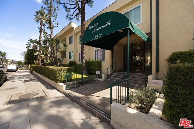 5328 Newcastle Avenue, Encino CA: https://media.crmls.org/mediaz/bc5af3d4-1ec1-4ddc-a77c-0bbe1628ca1e.jpg
