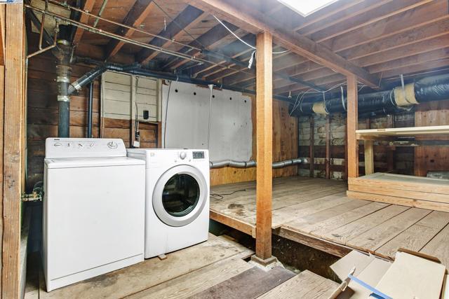 5601 Castle Dr, Oakland CA: https://media.crmls.org/mediaz/bc5c9e4b-4a65-4a17-9506-38a9d96c553a.jpg