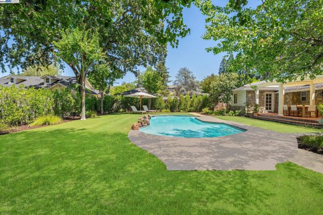 55 Cora Ct, Walnut Creek CA: https://media.crmls.org/mediaz/bc5d96ee-9870-477a-b39d-5e5fa546f406.jpg