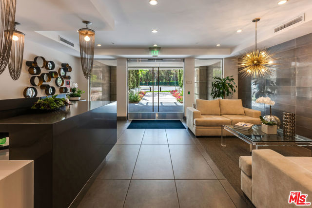 460 N Palm Drive, Beverly Hills CA: https://media.crmls.org/mediaz/bc5de875-f259-40d5-b04f-3044e8860832.jpg