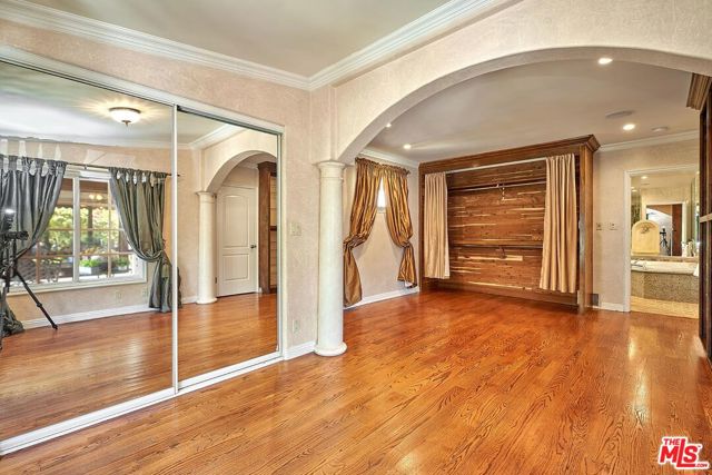 424 N Arden Boulevard, Los Angeles CA: https://media.crmls.org/mediaz/bc5e2e8d-54ba-4ba4-bfde-7787ed39445e.jpg