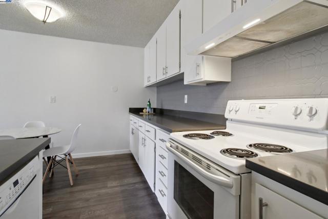 950 Shorepoint Ct, Alameda CA: https://media.crmls.org/mediaz/bc5e3435-a446-42d1-afe0-9e61529aa03a.jpg
