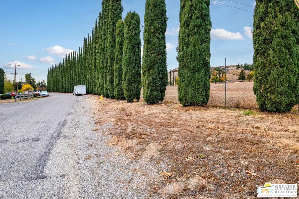 https://media.crmls.org/mediaz/bc5e4521-b11e-4bdd-a529-789751809305.jpg?preset=X-Large