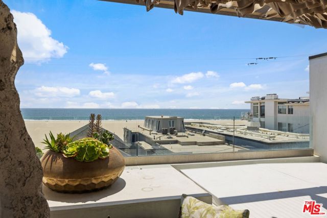 15 Reef Street, Marina del Rey CA: https://media.crmls.org/mediaz/bc5e4c35-5e44-41f1-8266-8fc5f28f8283.jpg