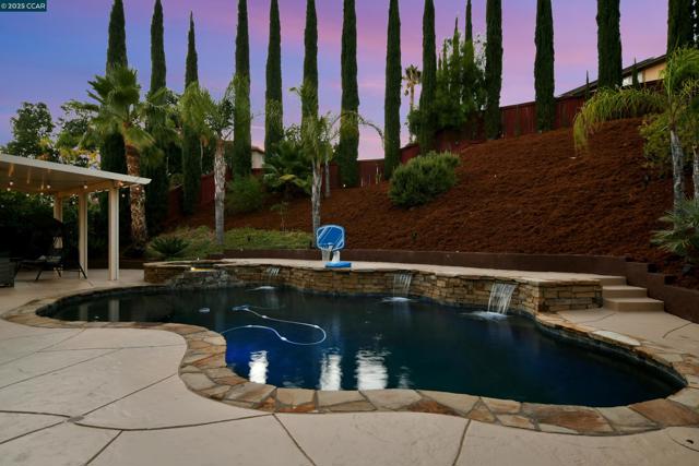 2593 Camel Back Rd, Brentwood CA: https://media.crmls.org/mediaz/bc5e5aad-c26b-4672-9af2-a89cedbf4b7d.jpg