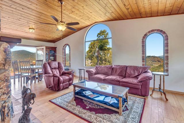 Detail Gallery Image 4 of 35 For 2702 Country Club Dr, Escondido,  CA 92029 - 4 Beds | 3 Baths