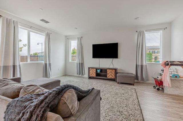 500 Duran Drive, Hollister CA: https://media.crmls.org/mediaz/bc613bc7-86f2-43fd-917b-879e27d21523.jpg