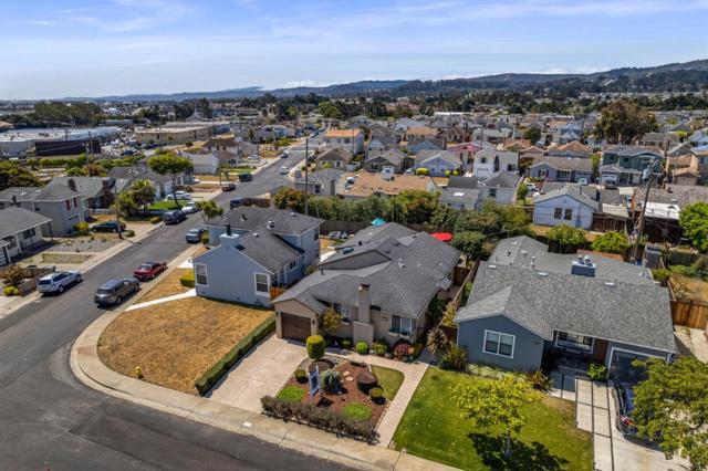 141 Knoll Circle, South San Francisco CA: https://media.crmls.org/mediaz/bc61573f-3dfe-43ad-b37b-de052595b23a.jpg