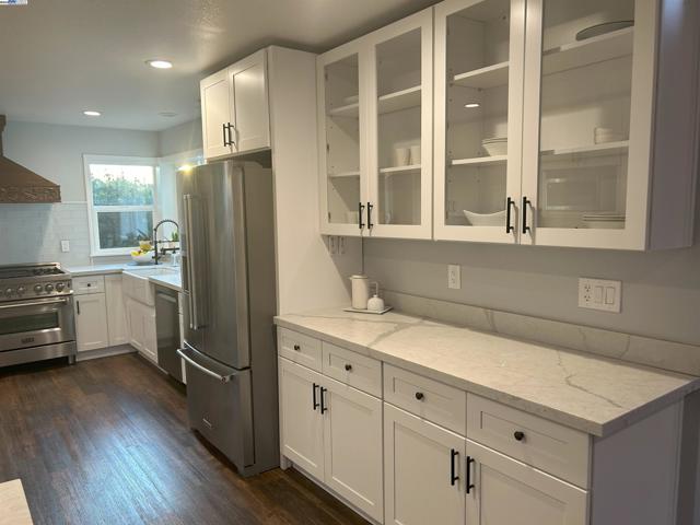 588 E Angela St, Pleasanton CA: https://media.crmls.org/mediaz/bc619165-cd0a-4d12-b3e2-593c07a41a3f.jpg