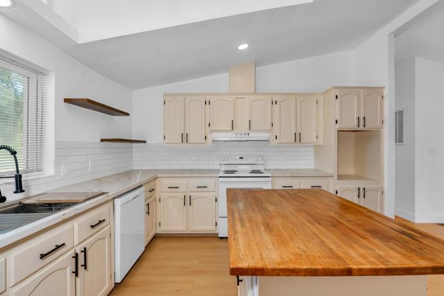 4028 Dawn Road, Mariposa CA: https://media.crmls.org/mediaz/bc61b0ab-e6eb-43f2-bc2b-c5d2d73094da.jpg