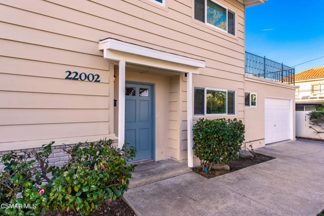 22002 Ybarra Road, Woodland Hills CA: https://media.crmls.org/mediaz/bc61e2a4-a538-492b-98fc-5822d15bea41.jpg
