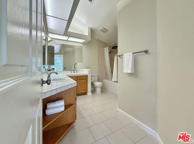 22208 Frontier Place, Chatsworth CA: https://media.crmls.org/mediaz/bc628eb0-b598-4153-868d-9df05aeec303.jpg