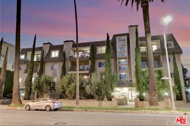 439 N Doheny Drive, Beverly Hills CA: https://media.crmls.org/mediaz/bc63b833-1ba3-4683-8ae6-795228e21050.jpg