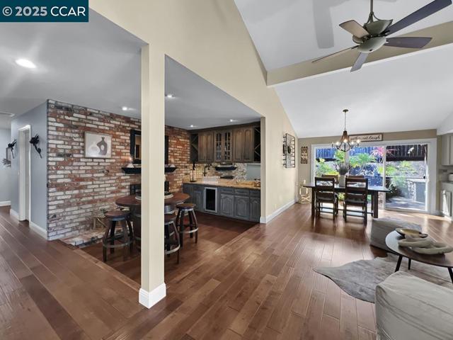 14 Mt Eden Pl, Clayton CA: https://media.crmls.org/mediaz/bc63dd7a-04e2-4cef-a8be-80befe62f51f.jpg