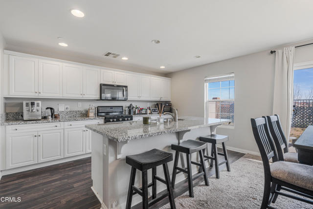 Detail Gallery Image 4 of 19 For 37530 Henna Ln, Palmdale,  CA 93551 - 3 Beds | 2/1 Baths