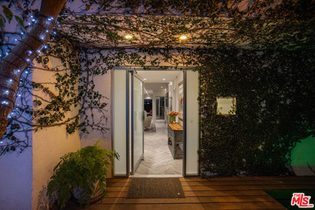 2137 Sunset Plaza Drive, Los Angeles CA: https://media.crmls.org/mediaz/bc641b7a-d564-4011-a61e-be597988090a.jpg