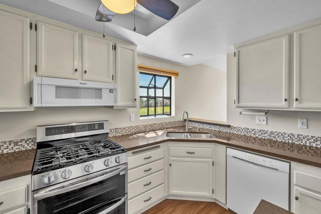 Detail Gallery Image 15 of 38 For 1091 Shadowridge Dr #118,  Vista,  CA 92081 - 2 Beds | 2 Baths