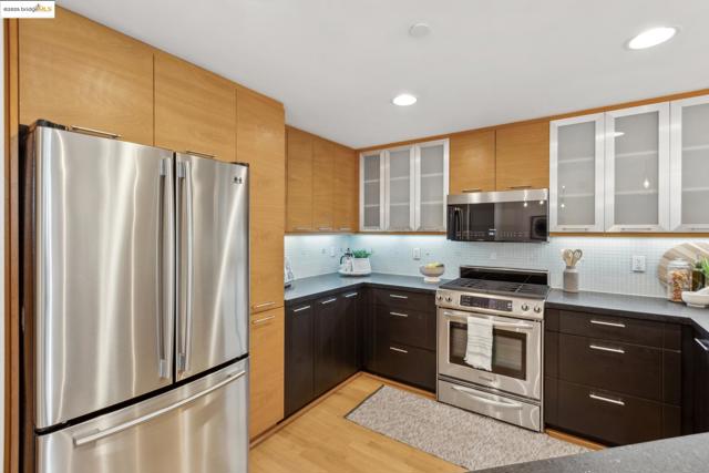 170 King St, San Francisco CA: https://media.crmls.org/mediaz/bc64c38b-9909-4290-b227-c016a0026ac8.jpg