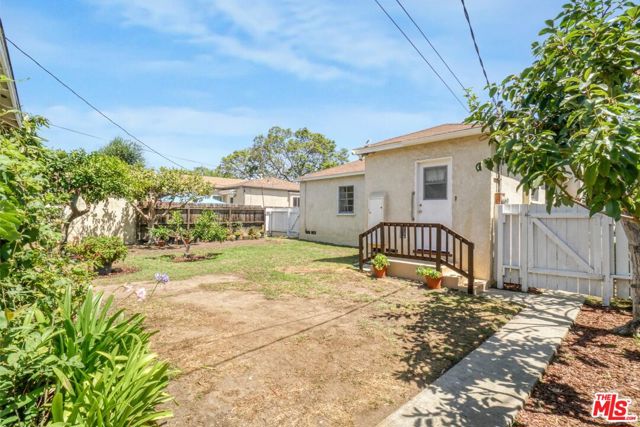 2577 Wellesley Avenue, Los Angeles CA: https://media.crmls.org/mediaz/bc65113d-7211-4ef6-8a75-86683379cc0e.jpg