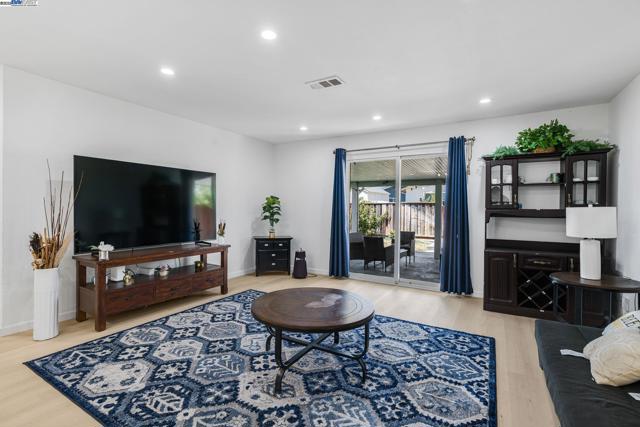 548 Sonoma Ave, Livermore CA: https://media.crmls.org/mediaz/bc652a95-83f2-47cf-a59a-f01228bf02b7.jpg