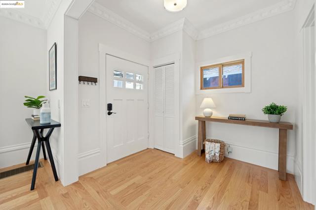 1026 Ventura Ave, Albany CA: https://media.crmls.org/mediaz/bc654b01-f2bb-4297-91eb-917db6d7437b.jpg