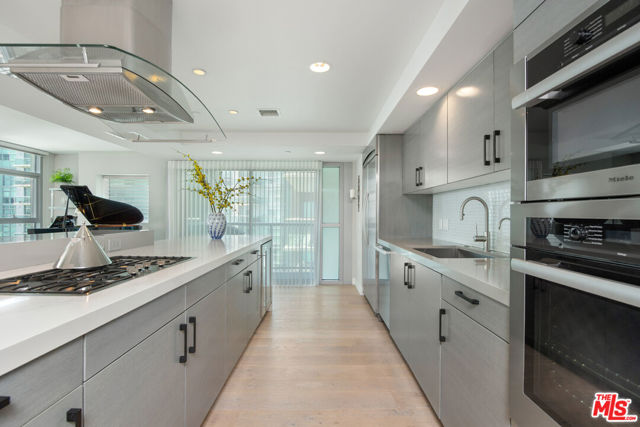 13650 MARINA POINTE Drive, Marina del Rey CA: https://media.crmls.org/mediaz/bc65867e-5a2d-458f-89eb-6f3b29a04014.jpg