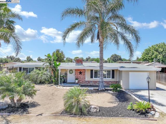 1941 Eden Plains Rd, Brentwood CA: https://media.crmls.org/mediaz/bc66e0e1-86be-41d8-b168-74e440d55e74.jpg