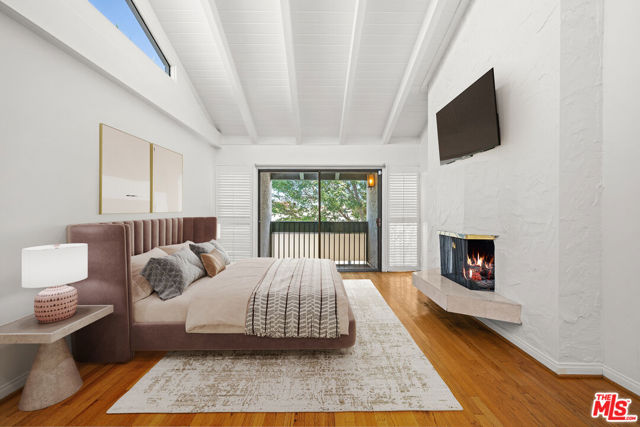 357 S El Camino Drive, Beverly Hills CA: https://media.crmls.org/mediaz/bc66ef3f-af97-40aa-b7a4-dfb262025d72.jpg