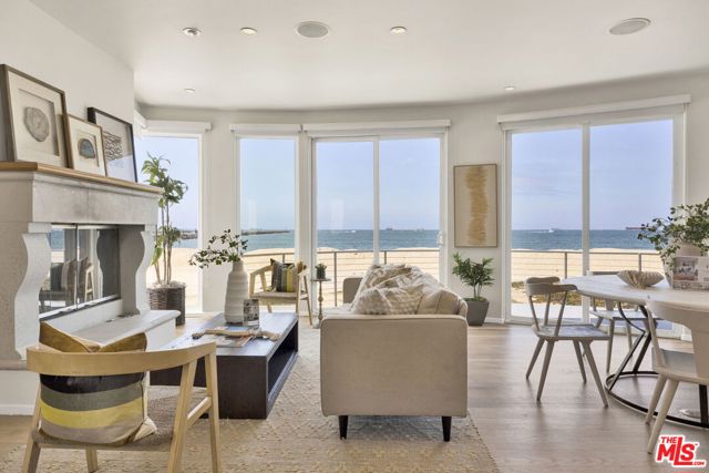 7019 E Seaside Walk, Long Beach CA: https://media.crmls.org/mediaz/bc686f4d-de4e-46af-9f8b-254cfbfcb7d7.jpg