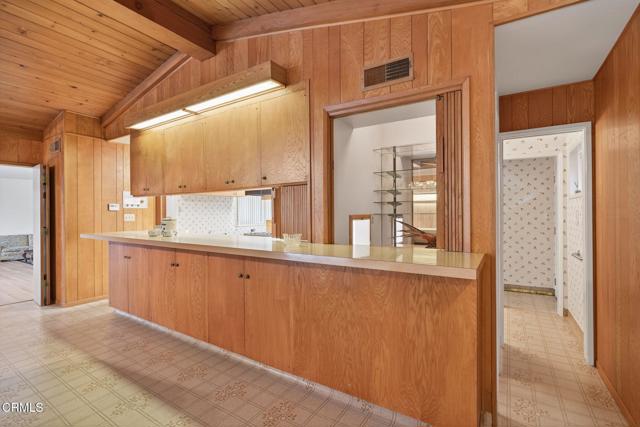 640 Fernwood Drive, Oxnard CA: https://media.crmls.org/mediaz/bc6988cb-b6d3-458e-9450-90ef4aa9a8f9.jpg